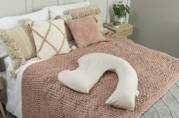 Dreamgenii Pregnancy Support and Feeding Pilllow - Showcase on Bed
